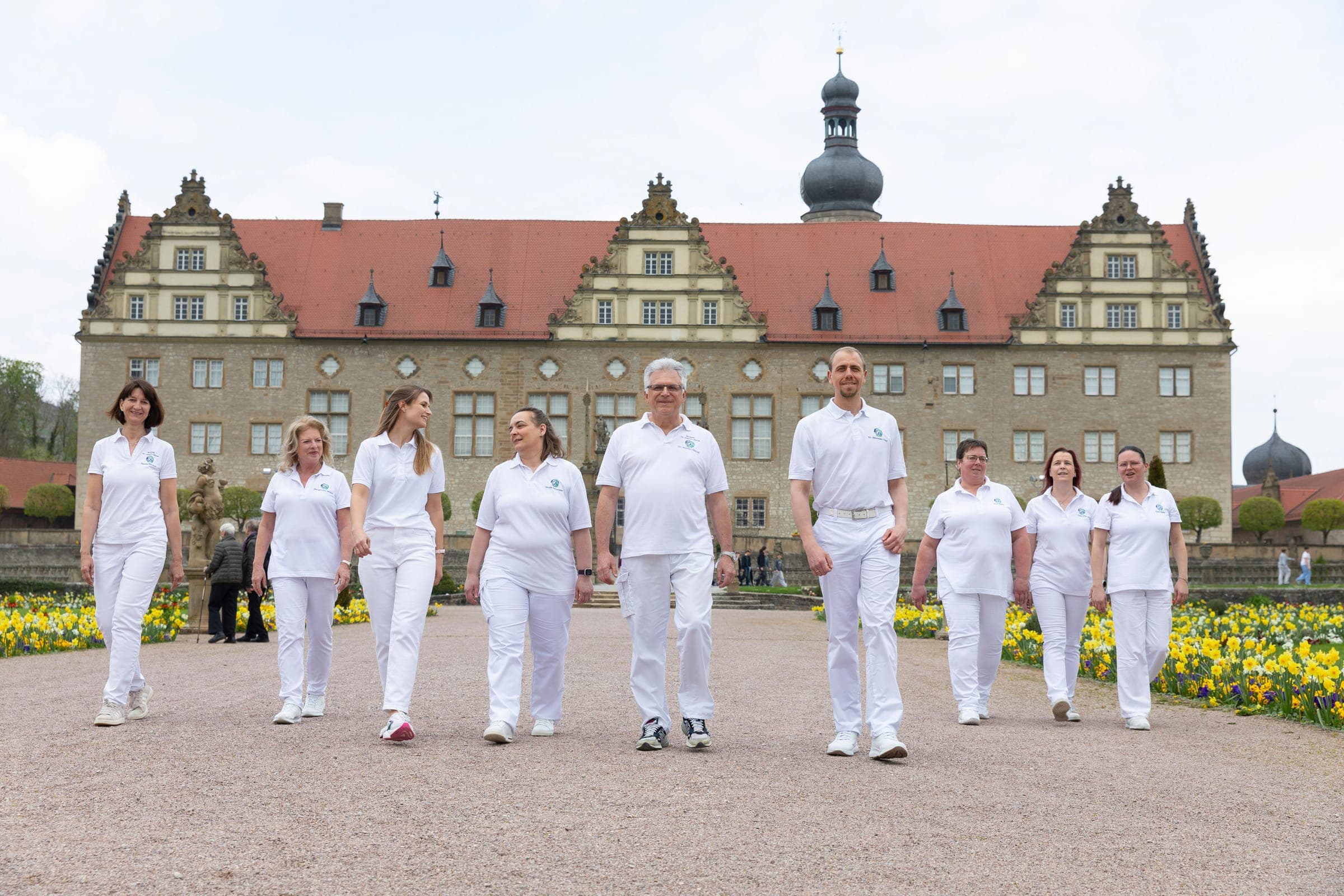 Das Team der Allgemeinarztpraxis Dr. Michel vor dem Schloss Weikersheim